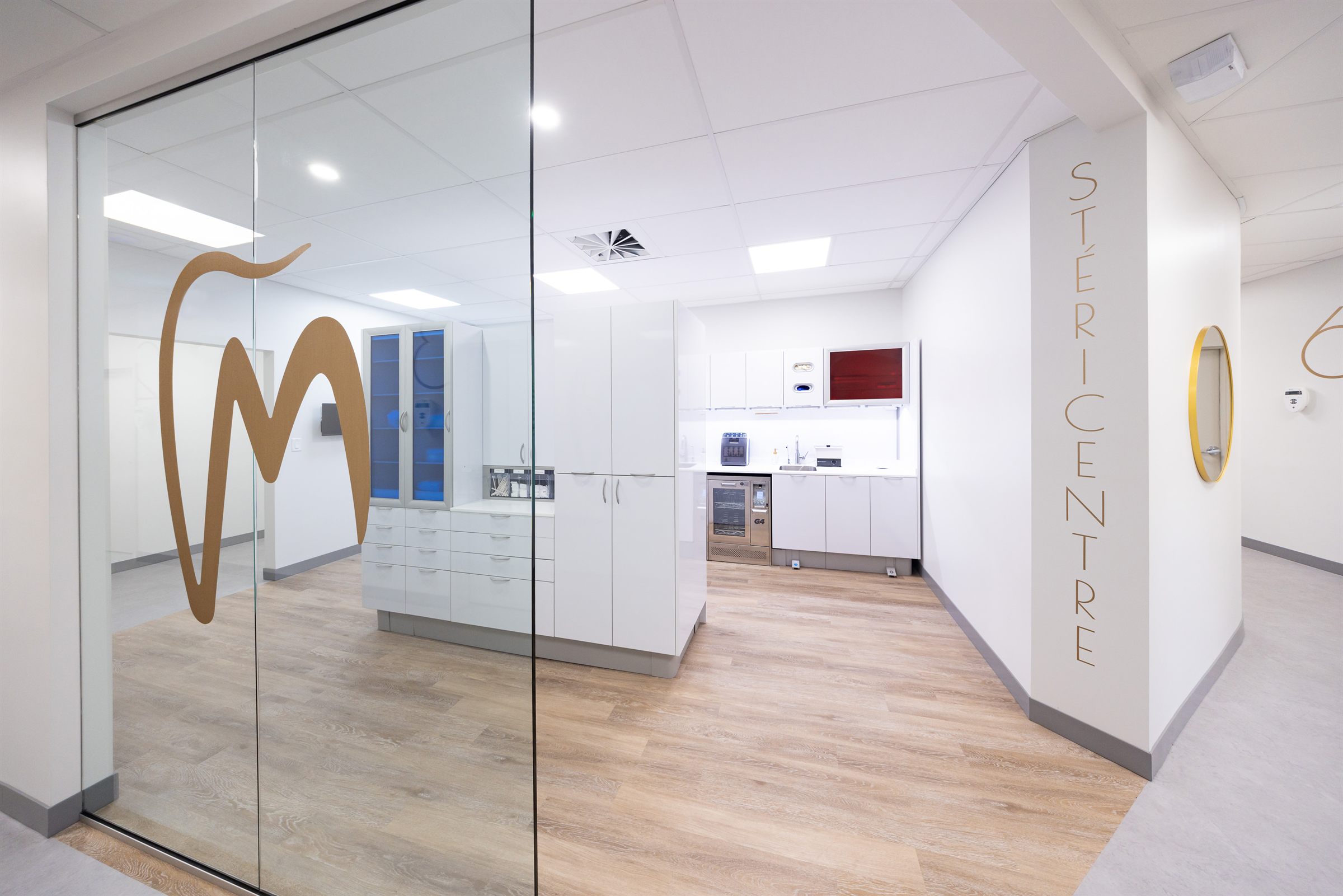 Laboratoire et centre de stérilisation vitré d'une clinique dentaire aménagée par Atelier VS Design